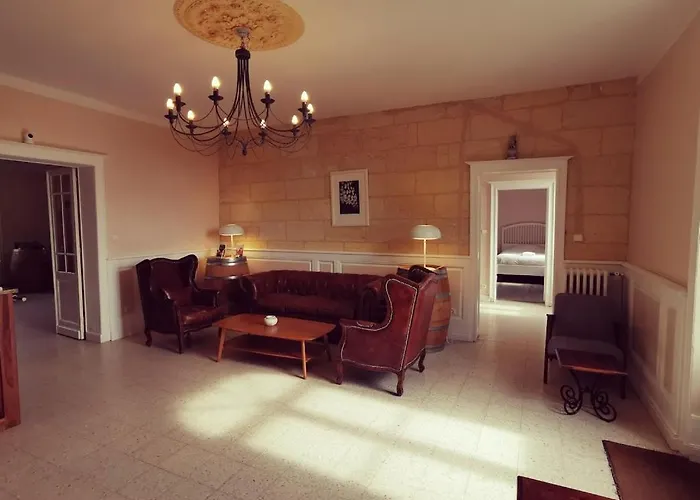 Superbe Chateau Et Son De Chateau De L'estang A Emilion